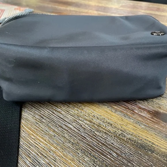 Lululemon Everywhere Crossbody Large 3L w/Metal Hardware EUC - Picture 7 of 8